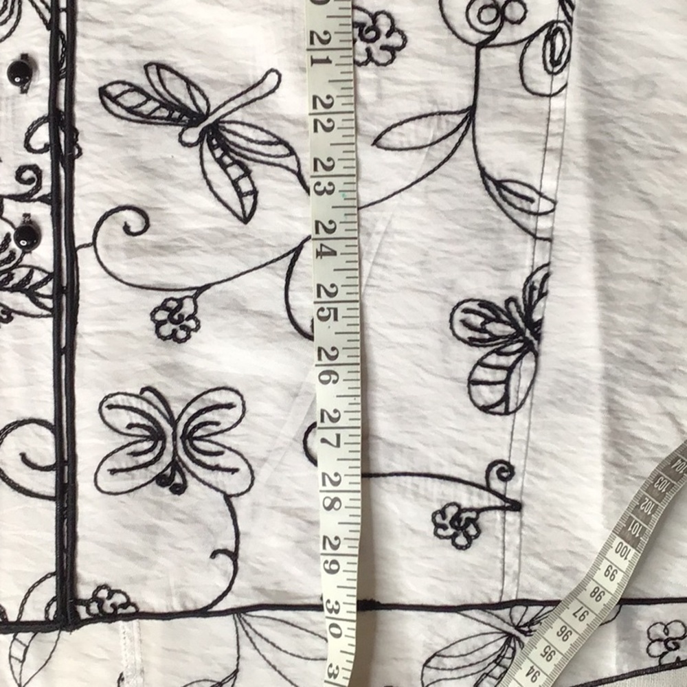 Multiples: Floral Black and White Women's Top - Picture 12 of 14